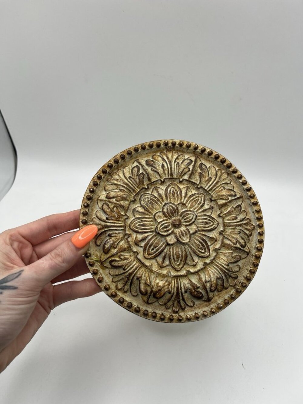 Ornate Floral Wall Medallion Plaque Distressed Gold Tuscan Farmhouse Baroque - Picture 4 of 4